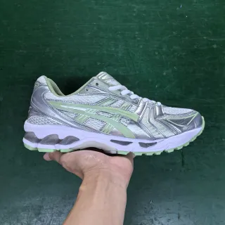 ASICS Gel-Kayano चांदी और हल्की हरी दौड़ने के जूते
