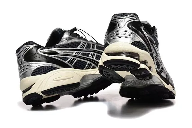 ASICS 银黑金属网面和合成鞋面 虎纹图案 跑鞋 3