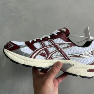 ASICS White Burgundy Retro Runner জালি এবং সিন্থেটিক ওভারলে দৌড়ানোর জুতো