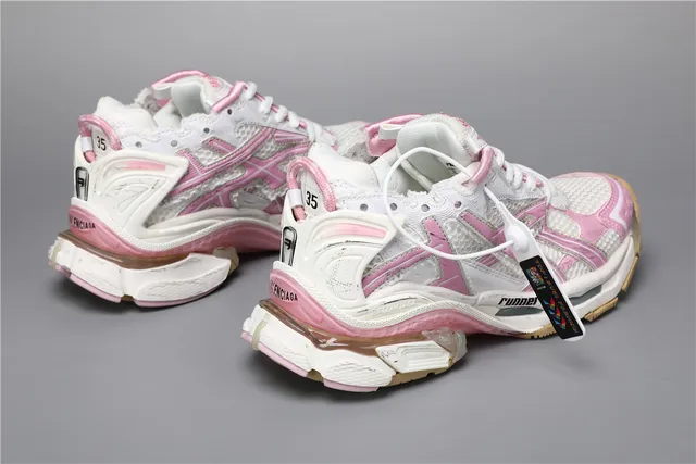 ASICS حذاء رياضي كبير أبيض وردي ببناء وسط كعب شبكي وطبقة تركيبية 3