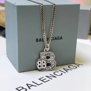 Balenciaga B-Motif খোদাই করা রৌপ্য চেইন নেকলেস