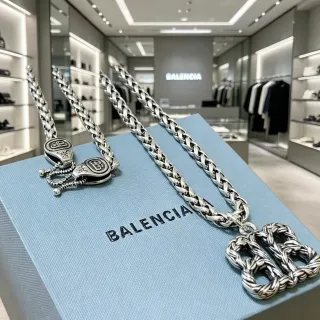 Balenciaga BB Chain 银色 Chunky Curb-Link Sculpted Interlocking Pendant 项链