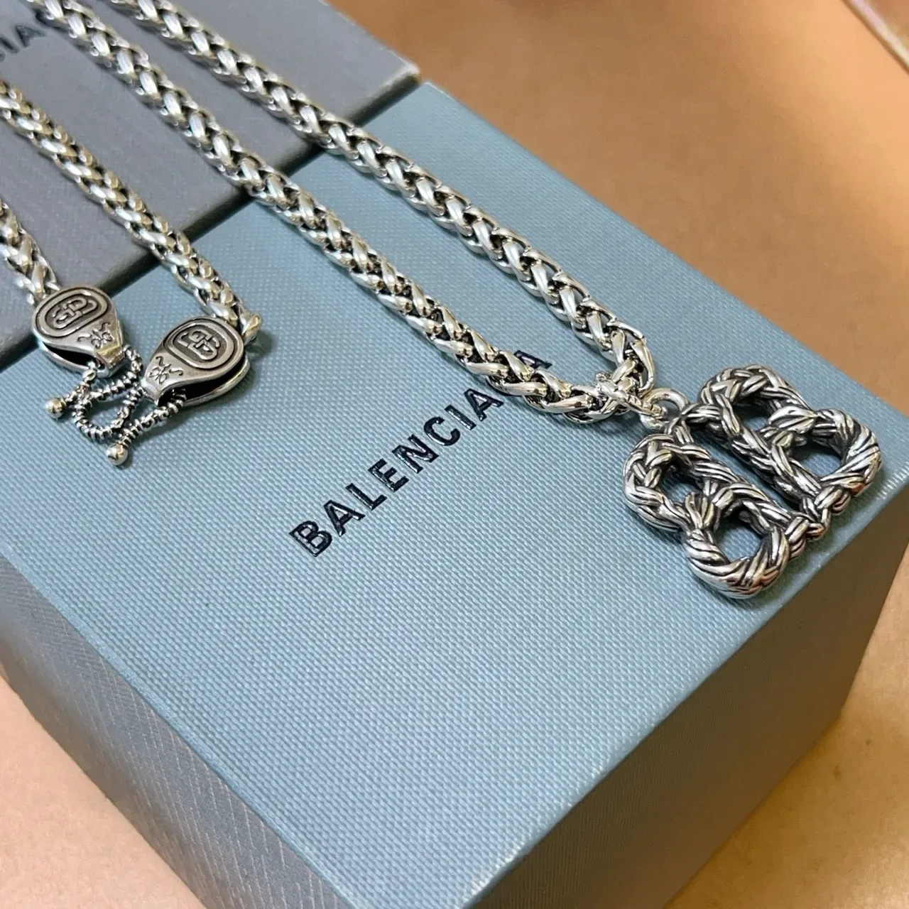 Balenciaga BB Chain 银色 Chunky Curb-Link Sculpted Interlocking Pendant 项链 3