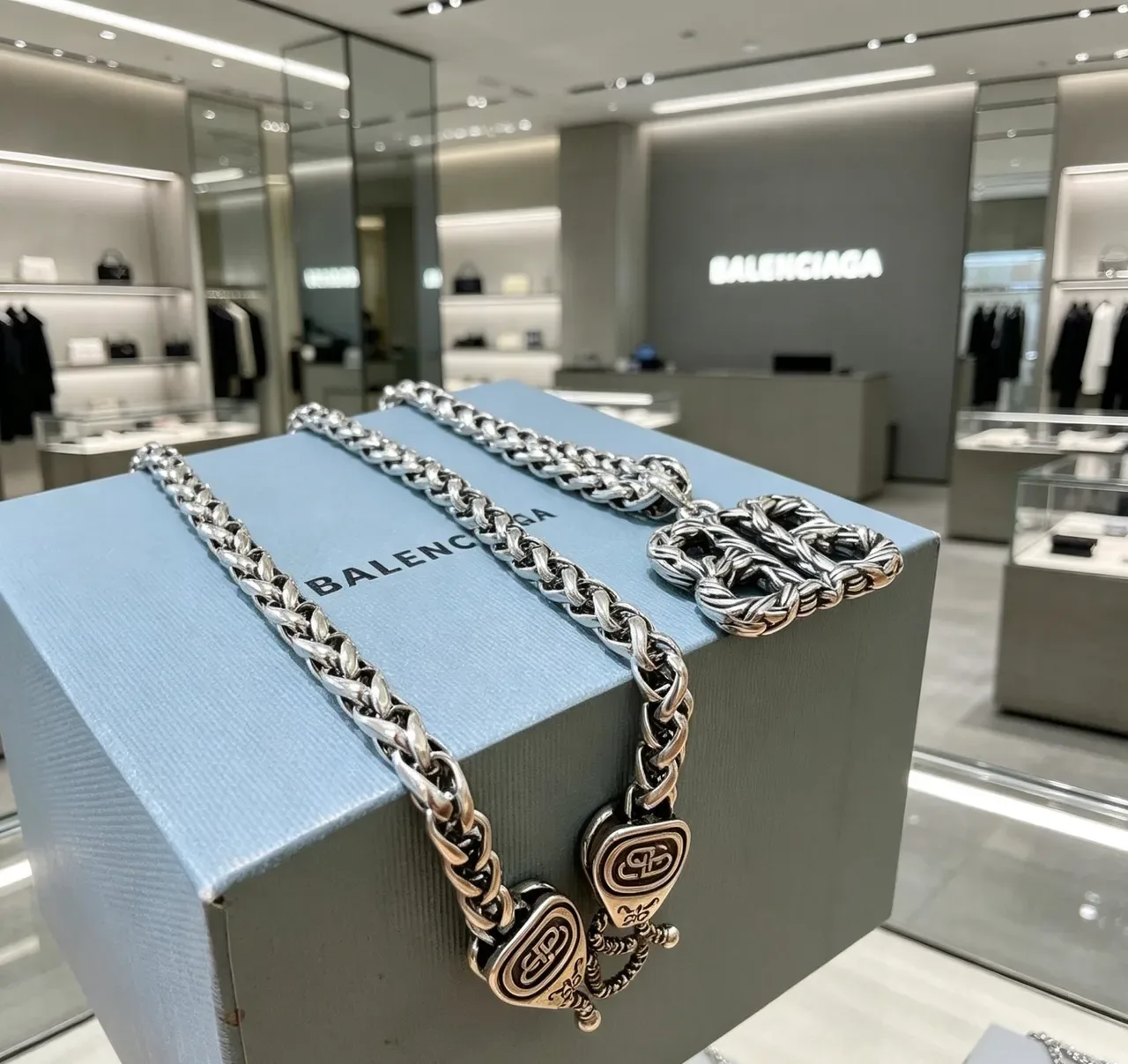 Balenciaga BB Chain 银色 Chunky Curb-Link Sculpted Interlocking Pendant 项链 5