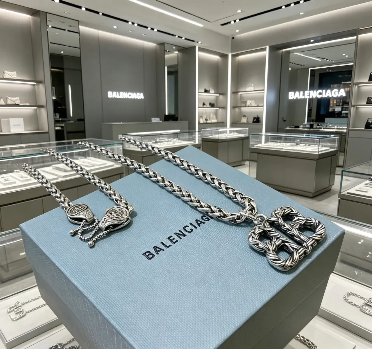 Balenciaga BB Chain 银色 Chunky Curb-Link Sculpted Interlocking Pendant 项链 8