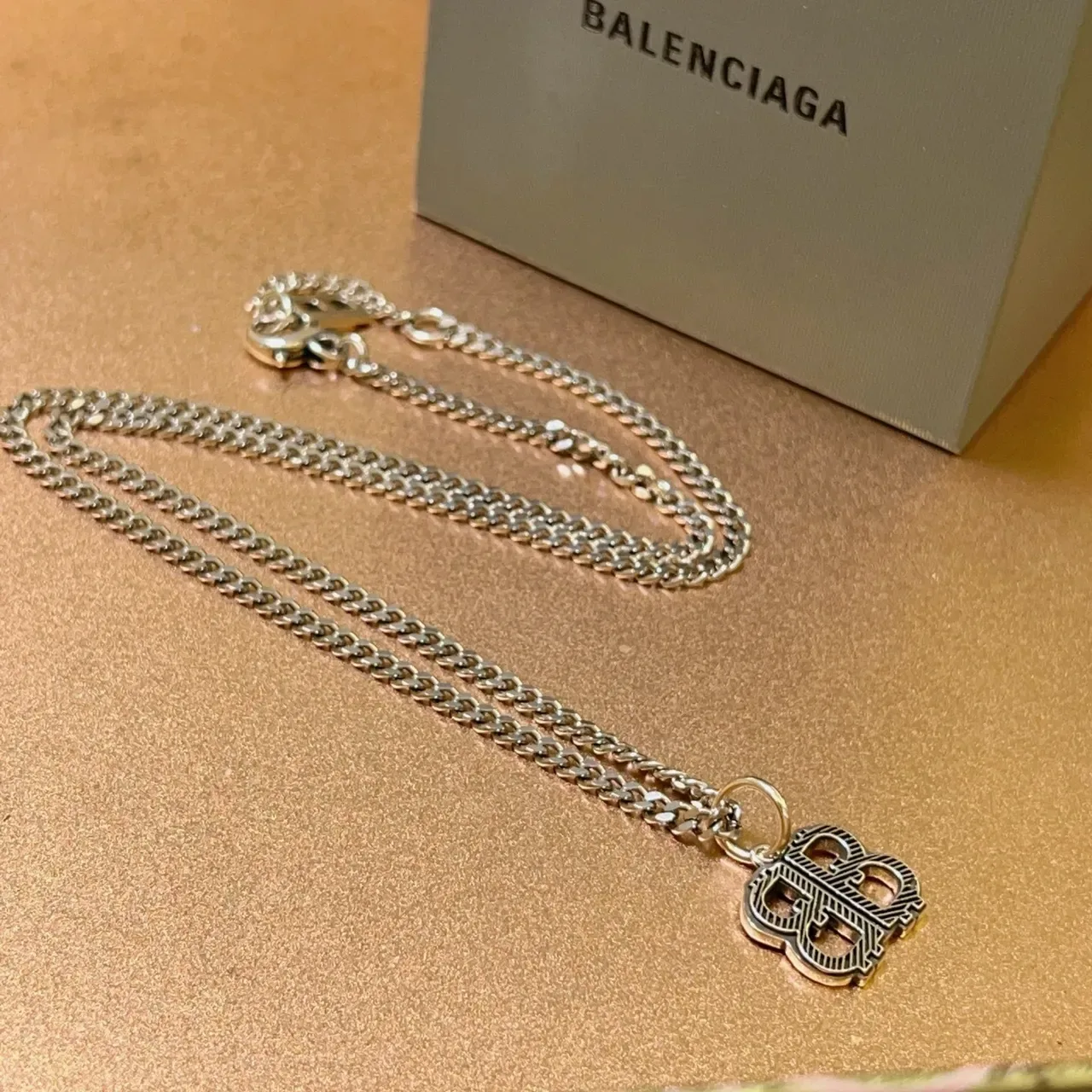 Balenciaga BB Interlocking Logo Collier Chaîne Argent 3