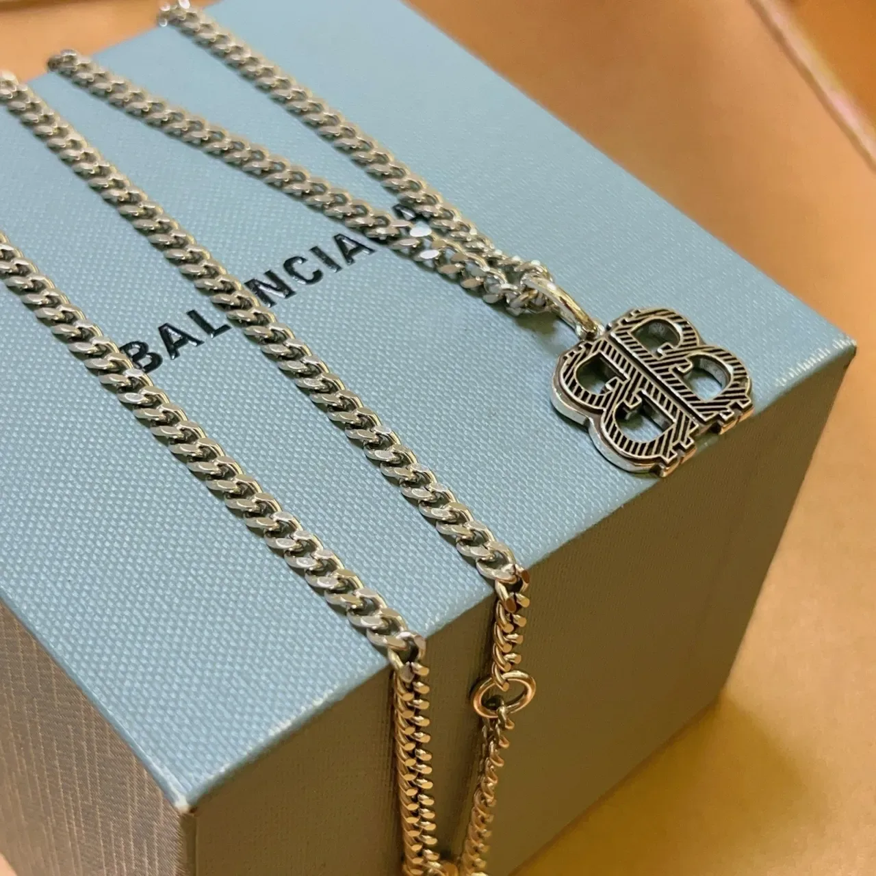 Balenciaga BB Interlocking Logo Collier Chaîne Argent 4