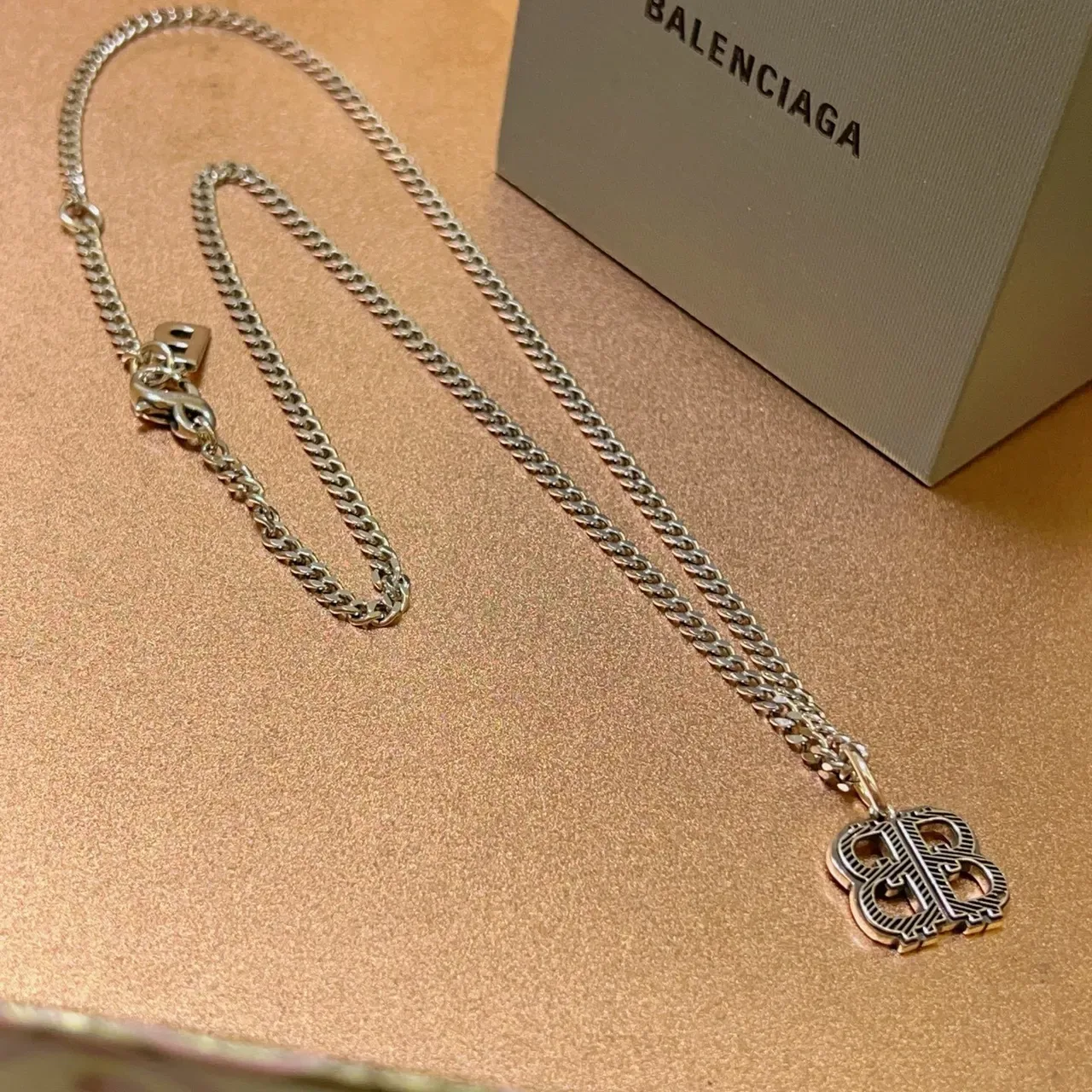 Balenciaga BB Interlocking Logo Collier Chaîne Argent 6