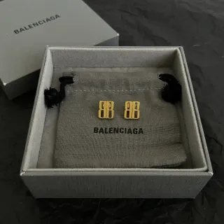 Balenciaga BB Logo गोल्ड-टोन आयताकार स्टड ईयररिंग