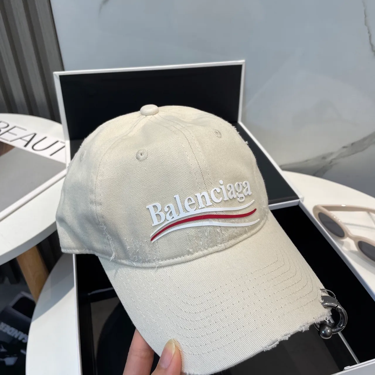 Balenciaga Bege Vermelho Desgastado Algodão Borda Desfiada Beisebol Boné 4
