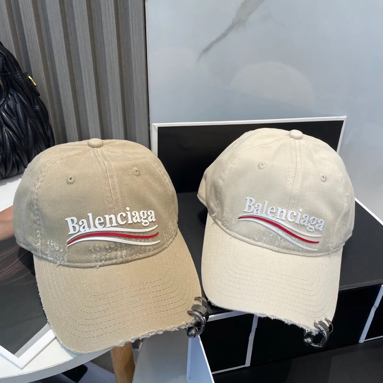 Balenciaga Bege Vermelho Desgastado Algodão Borda Desfiada Beisebol Boné 6