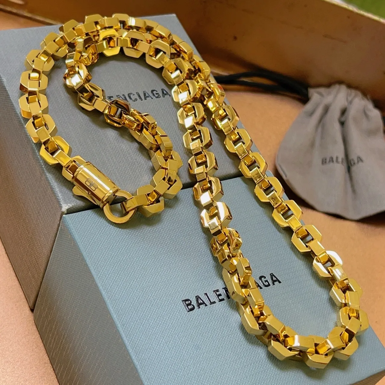 Balenciaga قلادة سلسلة هندسية سميكة بلون ذهبي 3