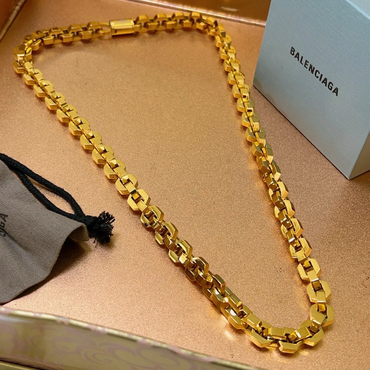 Balenciaga قلادة سلسلة هندسية سميكة بلون ذهبي 4