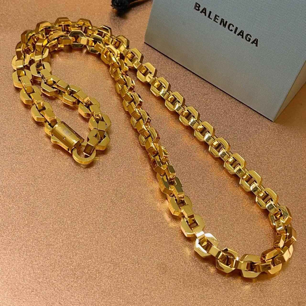 Balenciaga قلادة سلسلة هندسية سميكة بلون ذهبي 7