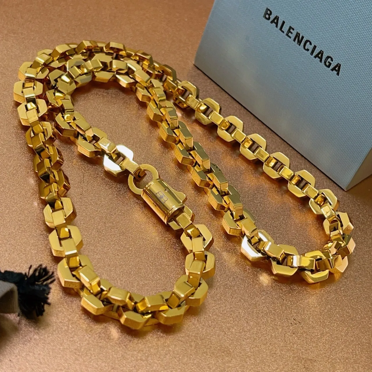 Balenciaga قلادة سلسلة هندسية سميكة بلون ذهبي 9