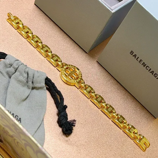 Balenciaga Logo Chaîne Or Épaisse Médaillon Centre Bracelet 4