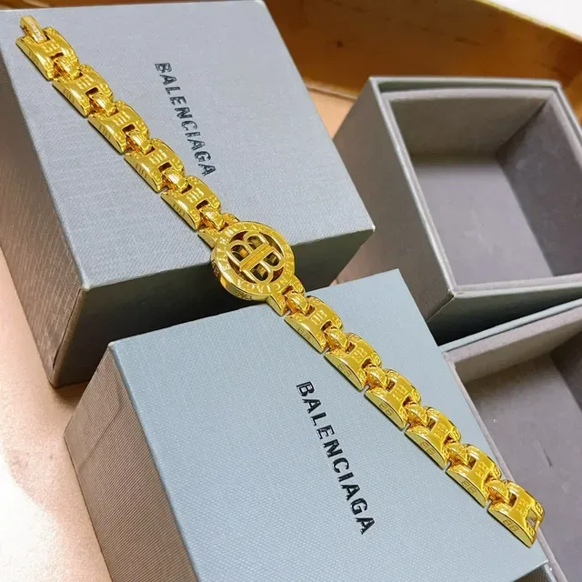 Balenciaga Logo Chaîne Or Épaisse Médaillon Centre Bracelet 5