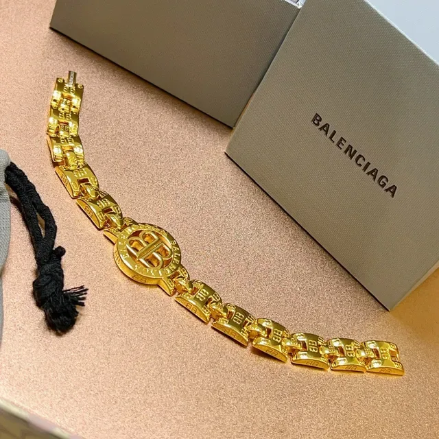 Balenciaga Logo Chaîne Or Épaisse Médaillon Centre Bracelet 7