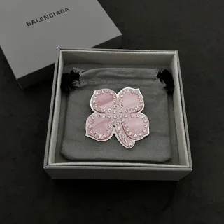 Balenciaga पिंक सिल्वर चार-पंखुड़ी फ्लोरल क्रिस्टल-एम्बेलिश्ड ब्रोच