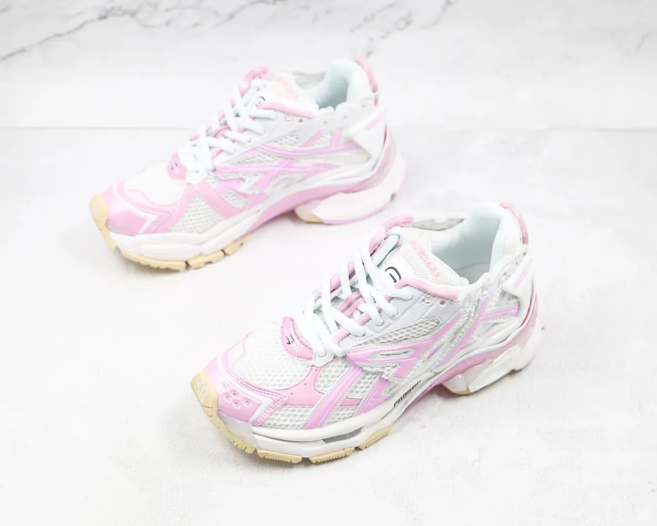 Balenciaga Runner सफेद और गुलाबी चंकी स्नीकर्स 4
