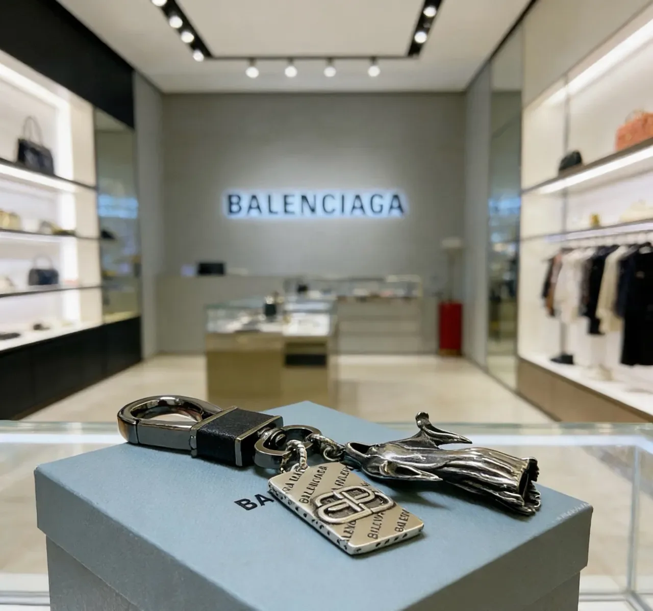 Balenciaga Porte-clés Main Sculpturale et Logo BB Argent Noir Breloque Étiquette Gravée Bijoux 6