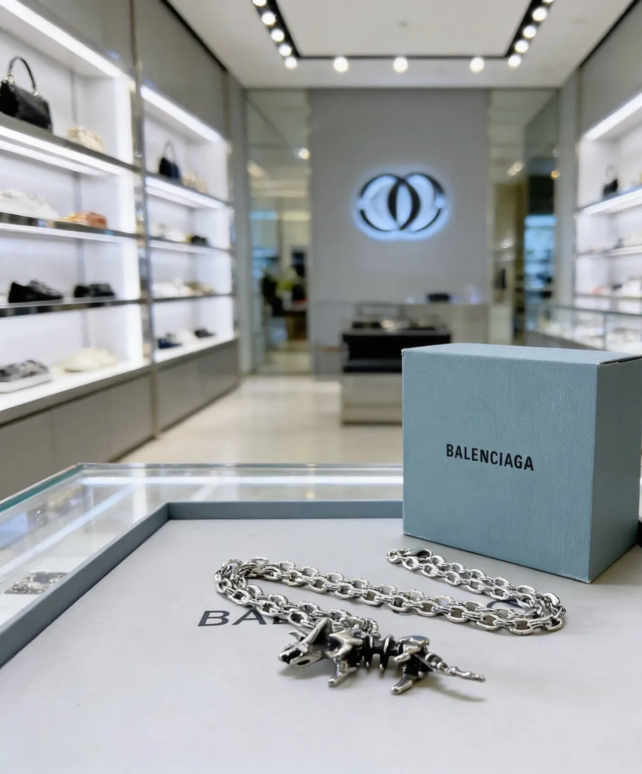 Balenciaga Collier Chaîne à maillons lourds Pendentif animal sculpté Bleu Argent 4