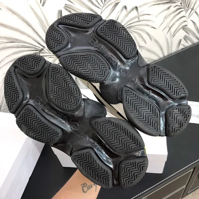 Balenciaga Triple S কালো সাদা নিওন হলুদ মোটা সোলের স্নিকার 3
