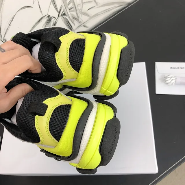 Balenciaga Triple S কালো সাদা নিওন হলুদ মোটা সোলের স্নিকার 4