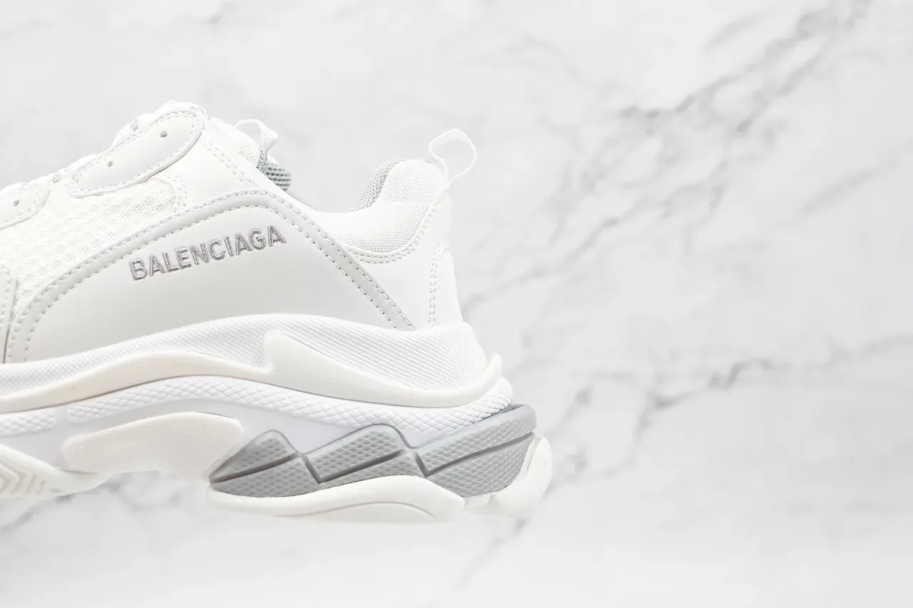 Balenciaga Triple S Tênis Chunky Brancos e Cinza 4