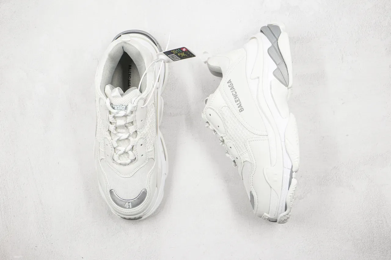 Balenciaga Triple S Tênis Chunky Brancos e Cinza 8