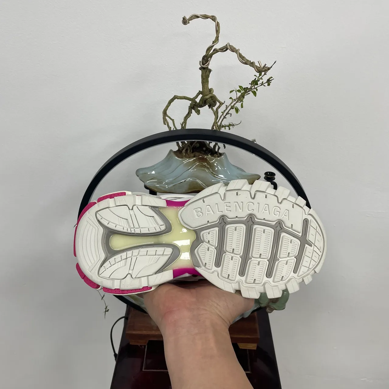 Balenciaga tênis chunky branco e rosa com sola multicamadas overlay jaula esculpida 3