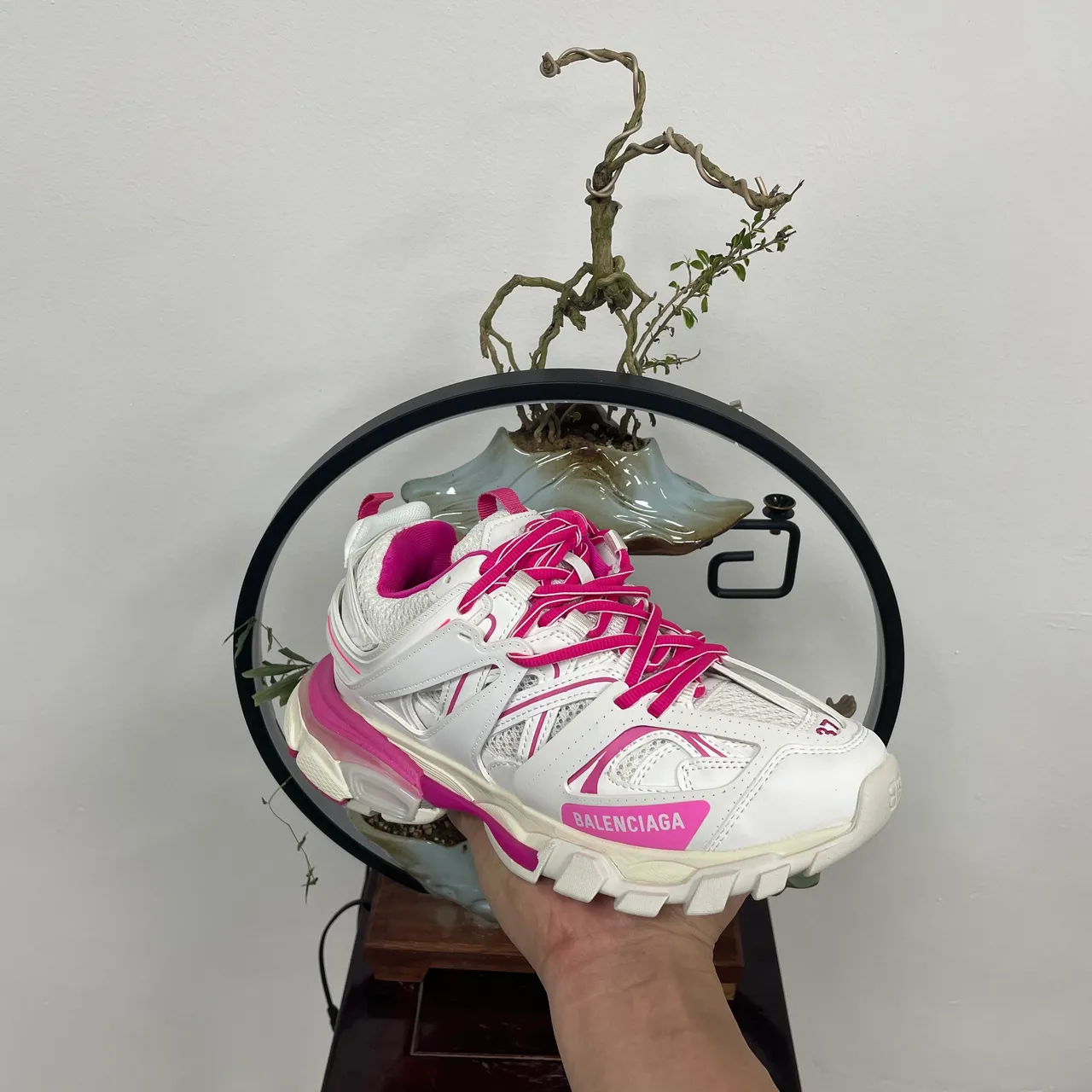 Balenciaga tênis chunky branco e rosa com sola multicamadas overlay jaula esculpida 4