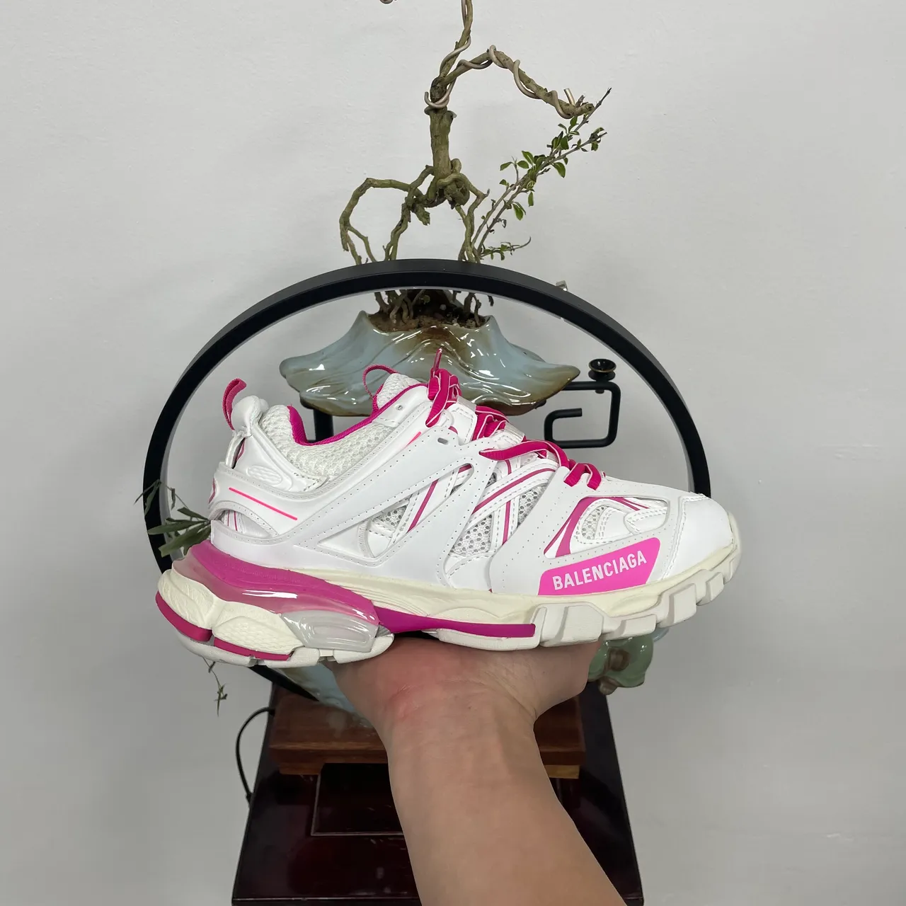 Balenciaga tênis chunky branco e rosa com sola multicamadas overlay jaula esculpida 5