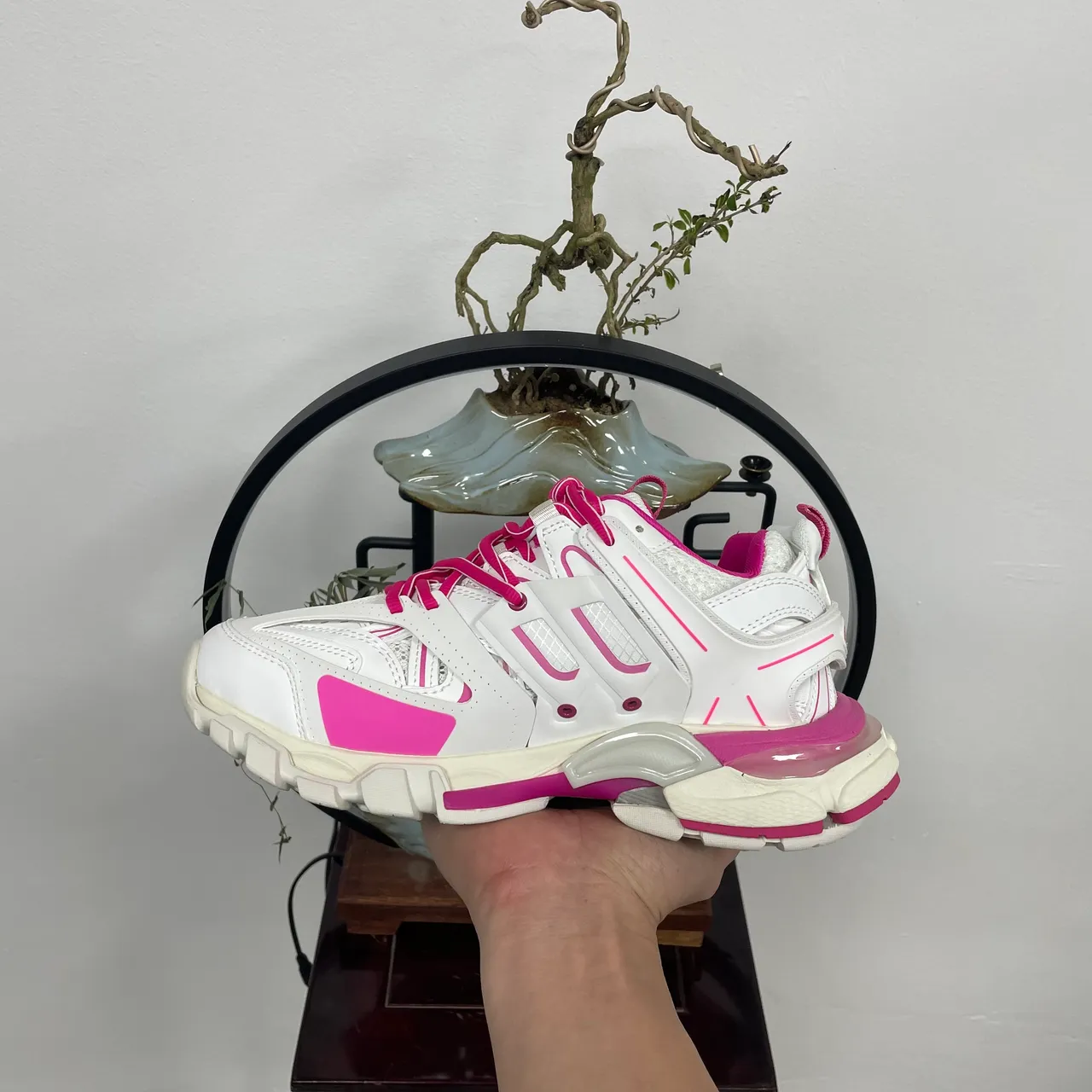 Balenciaga tênis chunky branco e rosa com sola multicamadas overlay jaula esculpida 6