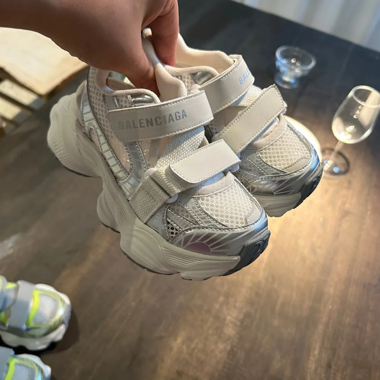 Balenciaga zapatillas blancas con suela rosa, upper de malla, chunky sneakers 3