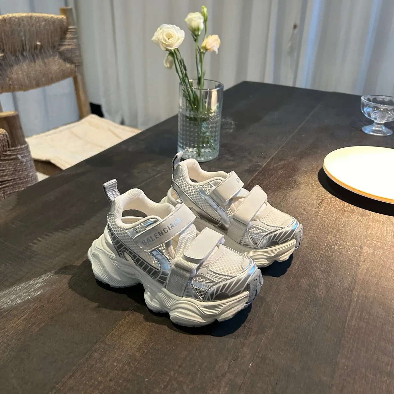 Balenciaga zapatillas blancas con suela rosa, upper de malla, chunky sneakers 4