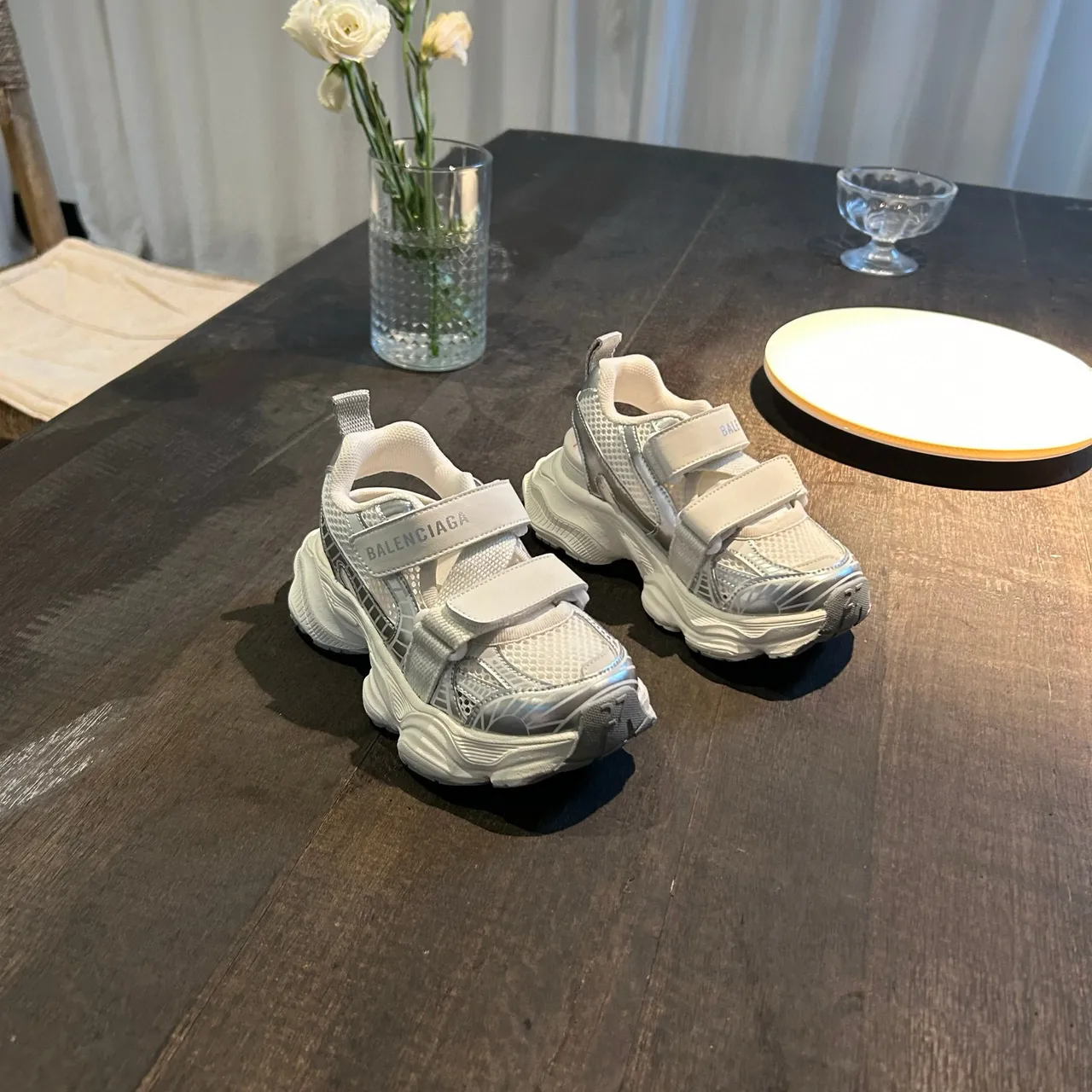 Balenciaga zapatillas blancas con suela rosa, upper de malla, chunky sneakers 5