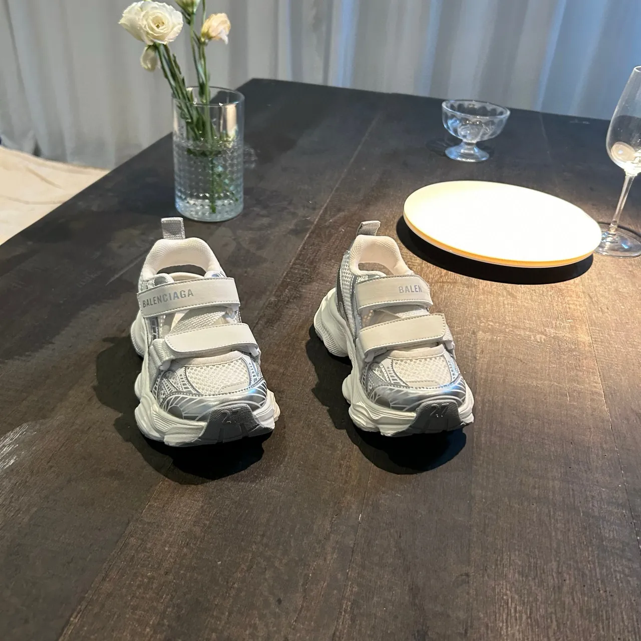 Balenciaga zapatillas blancas con suela rosa, upper de malla, chunky sneakers 6