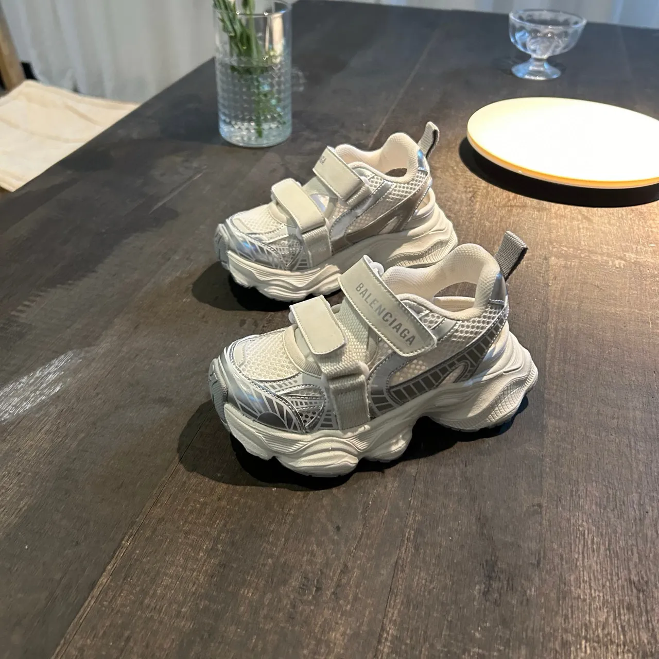 Balenciaga zapatillas blancas con suela rosa, upper de malla, chunky sneakers 7