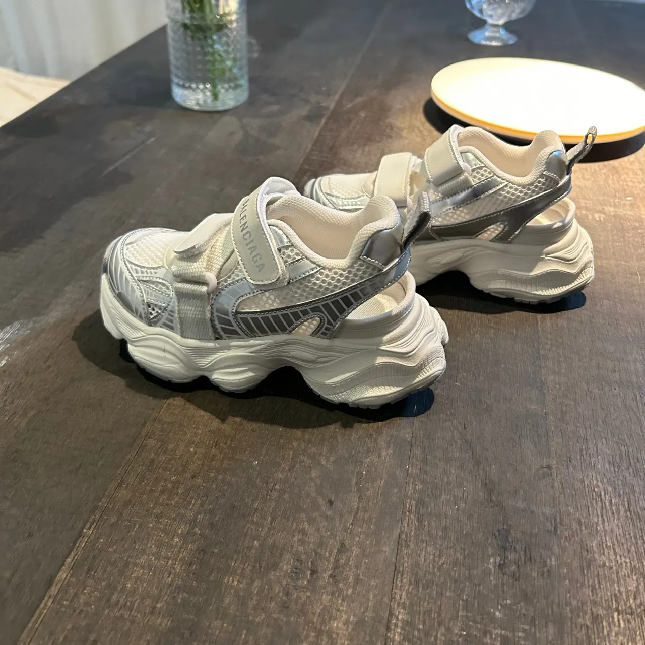 Balenciaga zapatillas blancas con suela rosa, upper de malla, chunky sneakers 8