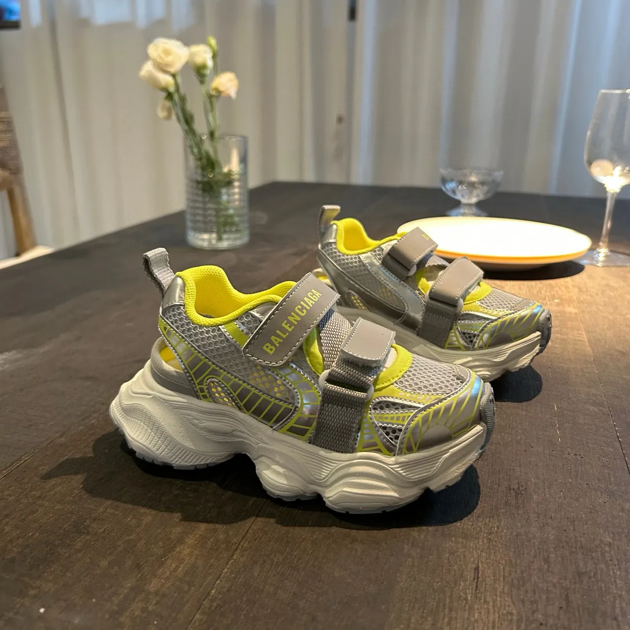 Balenciaga zapatillas blancas con suela rosa, upper de malla, chunky sneakers 10