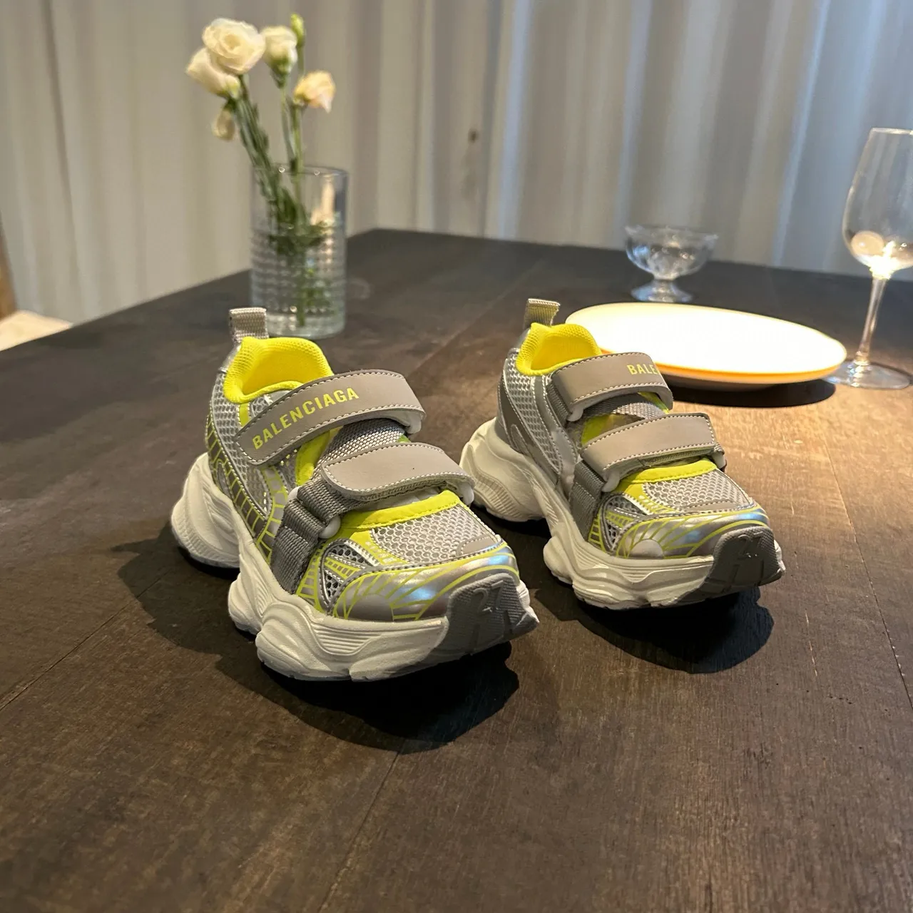 Balenciaga zapatillas blancas con suela rosa, upper de malla, chunky sneakers 11