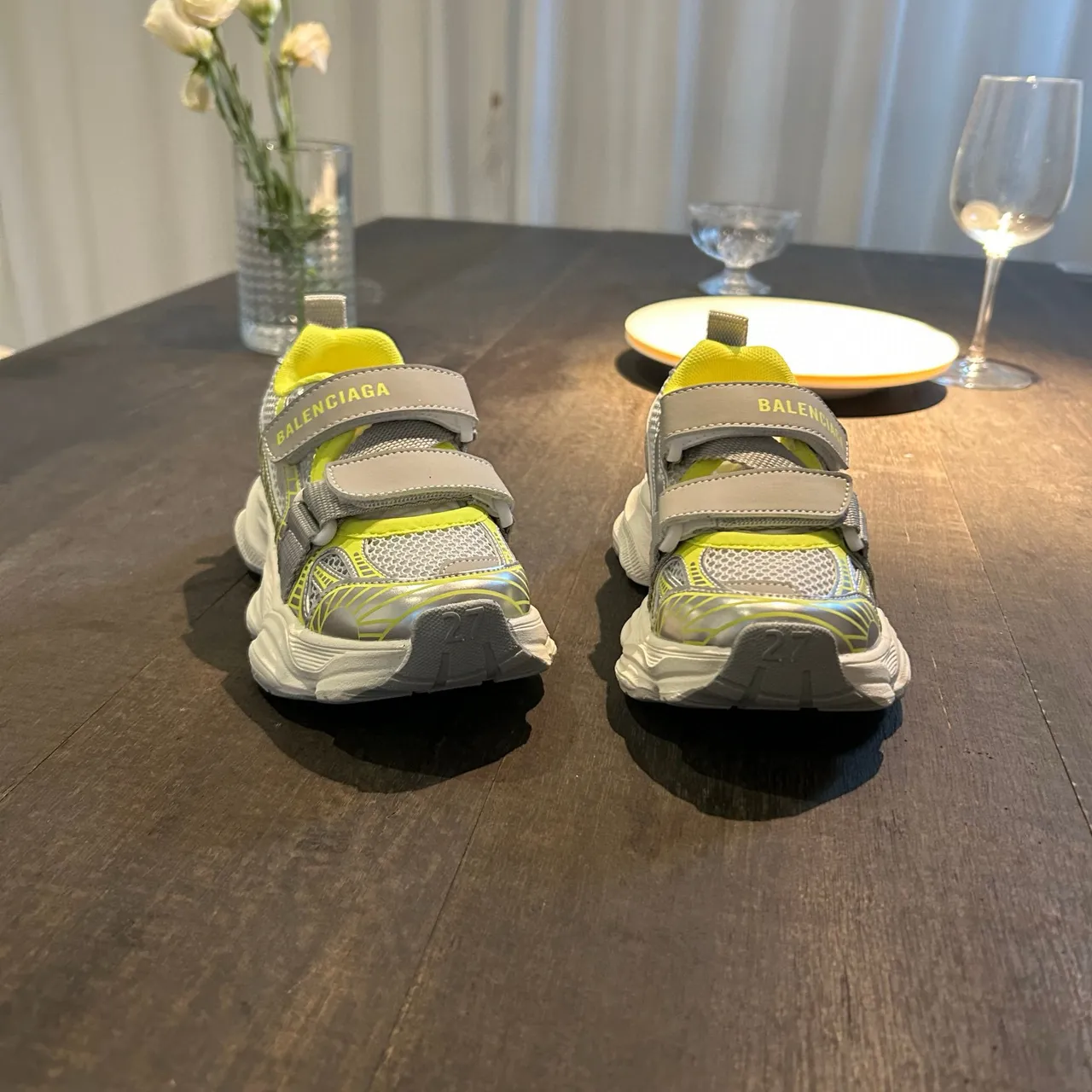 Balenciaga zapatillas blancas con suela rosa, upper de malla, chunky sneakers 12
