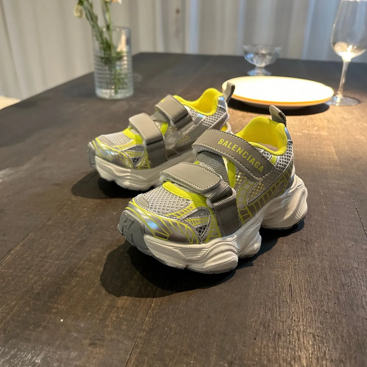 Balenciaga zapatillas blancas con suela rosa, upper de malla, chunky sneakers 13