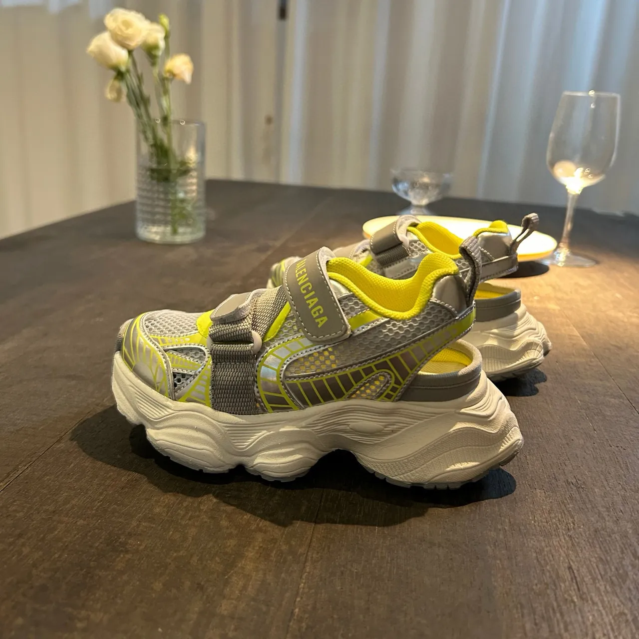 Balenciaga zapatillas blancas con suela rosa, upper de malla, chunky sneakers 14