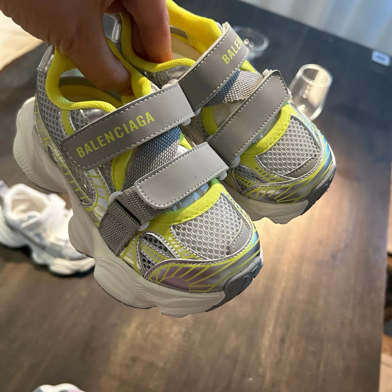 Balenciaga zapatillas blancas con suela rosa, upper de malla, chunky sneakers 16