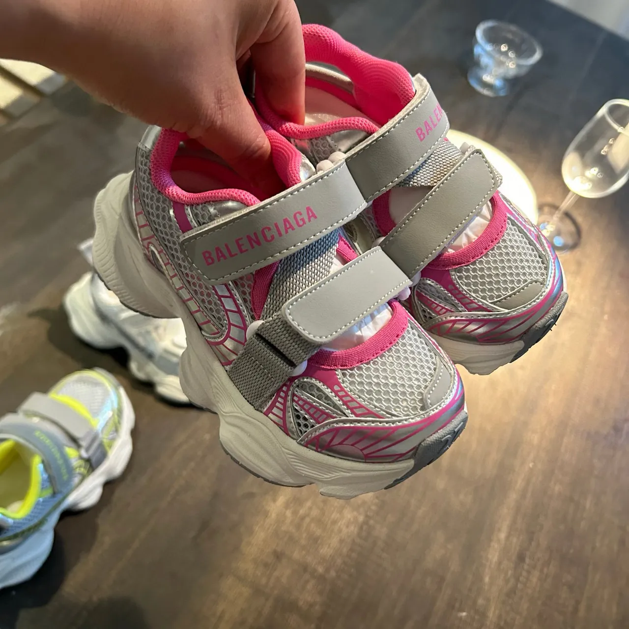 Balenciaga zapatillas blancas con suela rosa, upper de malla, chunky sneakers 17