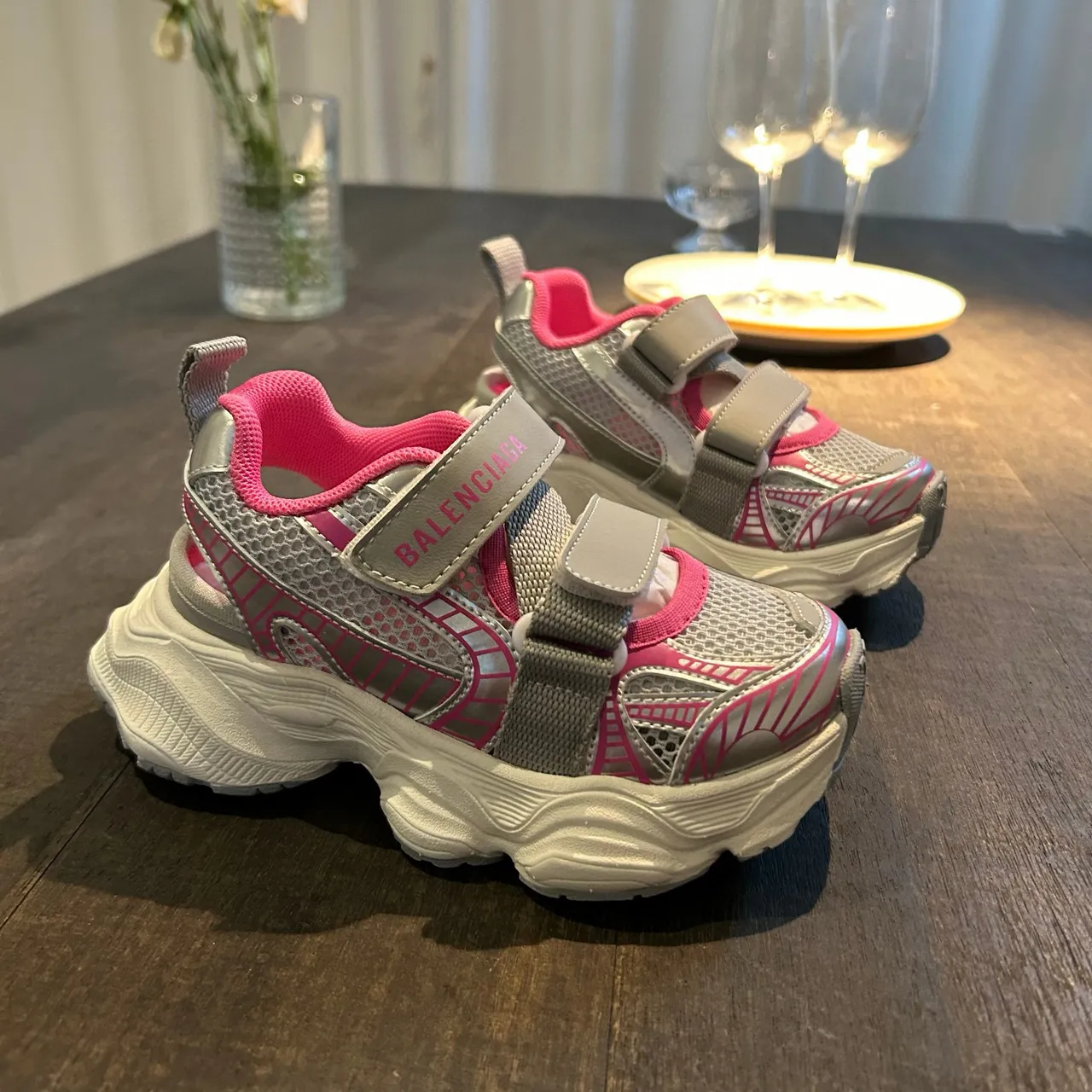 Balenciaga zapatillas blancas con suela rosa, upper de malla, chunky sneakers 18