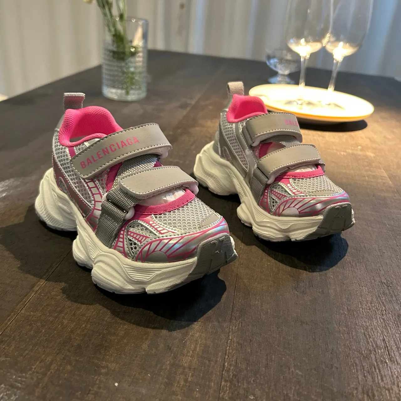 Balenciaga zapatillas blancas con suela rosa, upper de malla, chunky sneakers 19