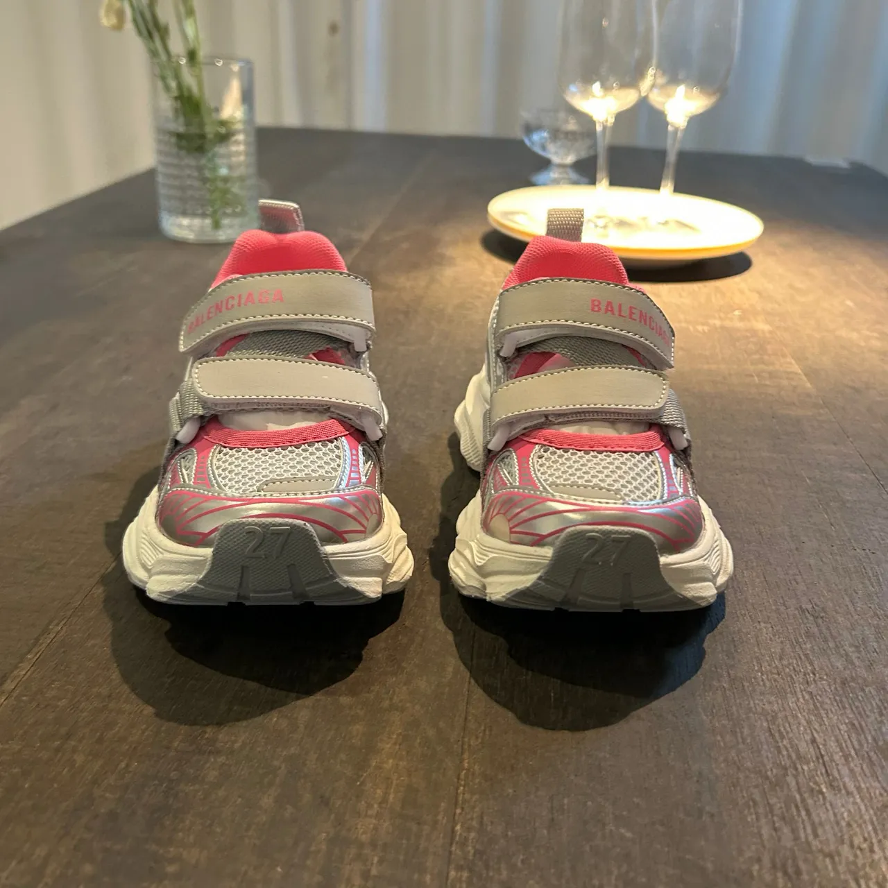 Balenciaga zapatillas blancas con suela rosa, upper de malla, chunky sneakers 20